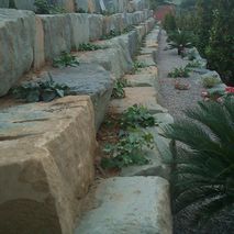 Jardinería Costa muros de roca en jardín